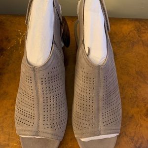 White Mountain Lorna Grey Suede Sandals, 10 M